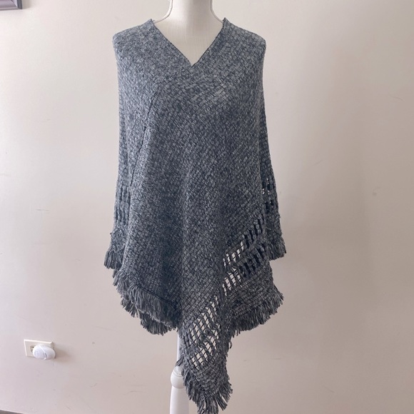 Stylesilove women’s two tone knit fringe poncho pullover sweater wrap cape - Picture 3 of 14